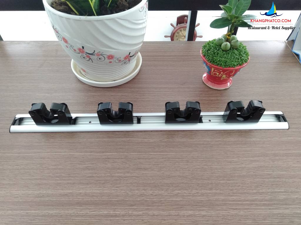Móc treo chổi lau nhà ( 4 kẹp ) C-109 Moc treo choi lau nha 4 kep C 109 .1 - Móc treo chổi lau nhà ( 4 kẹp ) C-109