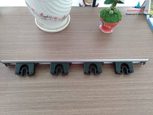 Móc treo chổi lau nhà