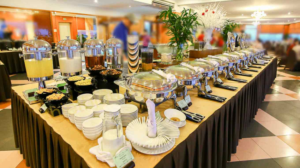 sap xep dung cu an uong 300x168 - Hướng dẫn setup bàn tiệc buffet